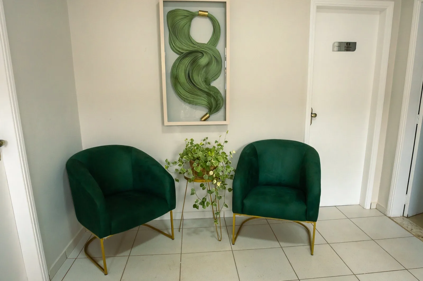 Área de espera com poltronas confortáveis e vegetação