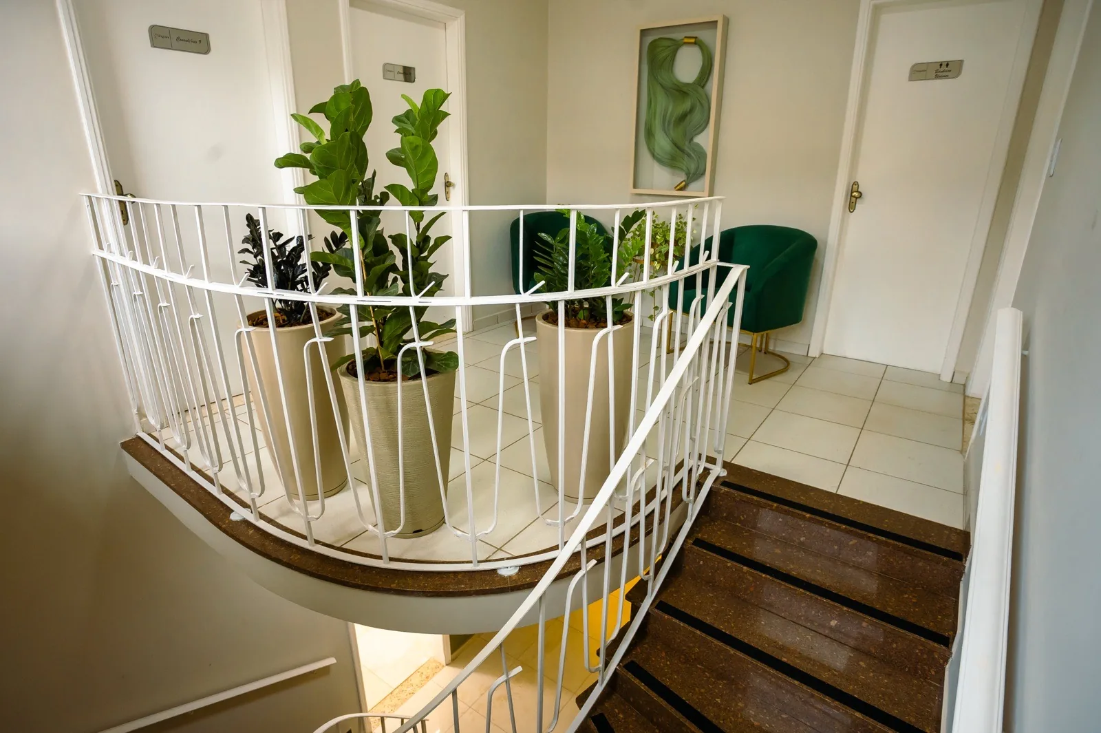 Hall de circulação com escada e projeto paisagístico